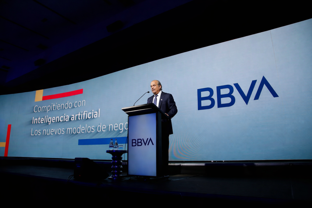 Evento empresarial en Barcelona con ponente en escenario – fotografía corporativa y de conferencias por La Fotógrafa