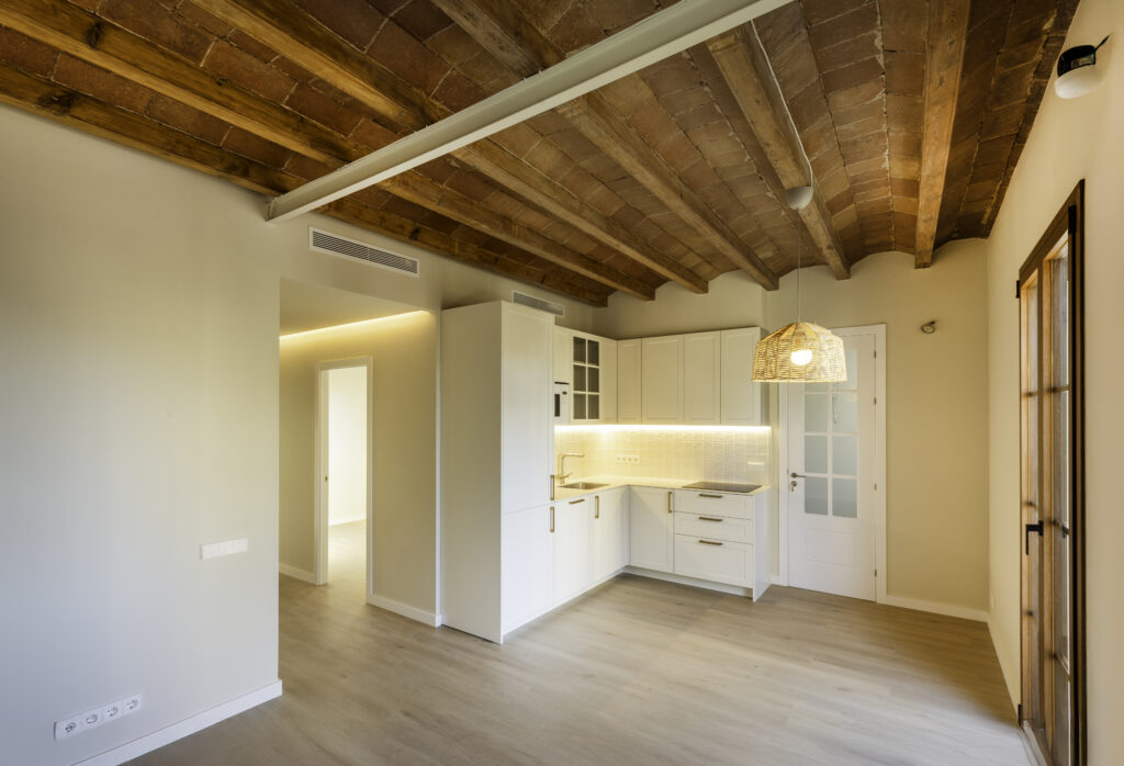 fotografia inmobiliaria en Barcelona, salón moderno y reformado, techo de madera