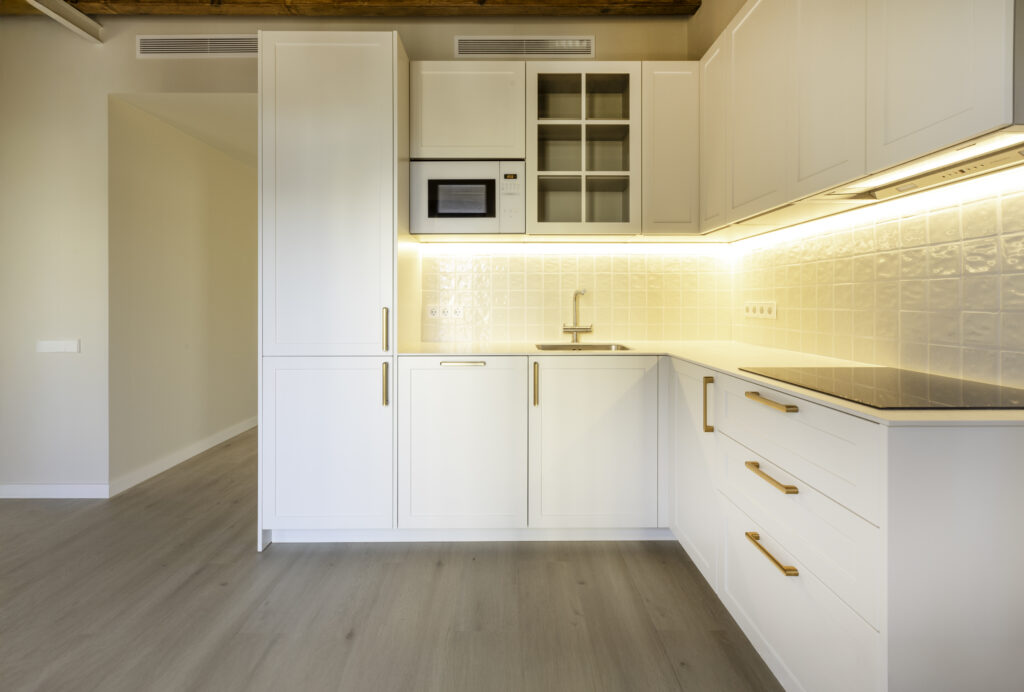 fotografia inmobiliaria en Barcelona, cocina moderna y reformada, techo de madera