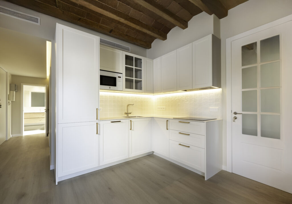 fotografia inmobiliaria en Barcelona, cocina moderna y reformada, muebles blancos.