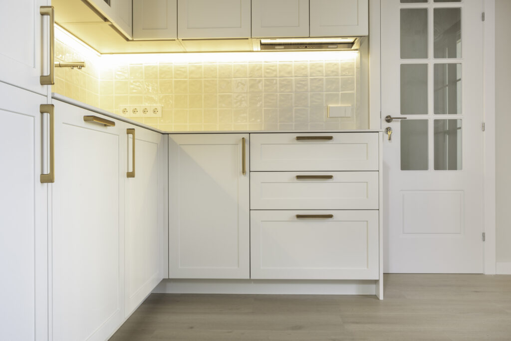 fotografia inmobiliaria en Barcelona, cocina moderna y reformada, techo de madera, muebles blancos