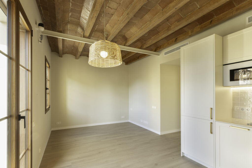 fotografía inmobiliaria en Barcelona, salón moderno y reformado, techo de madera