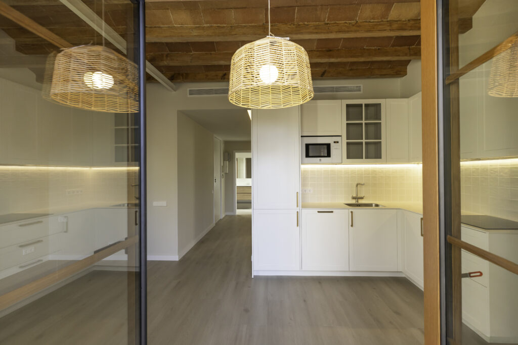 fotografía inmobiliaria en Barcelona, salón moderno y reformado, techo de madera