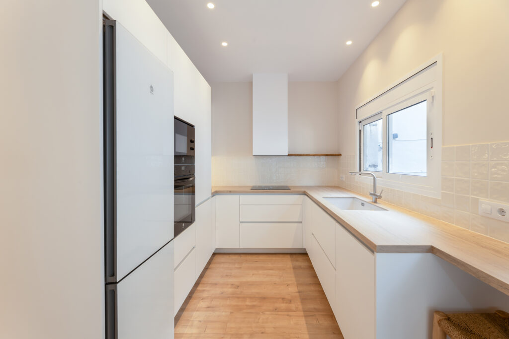 Cocina moderna luminosa en vivienda de Barcelona – fotografía inmobiliaria y de interiores por La Fotógrafa