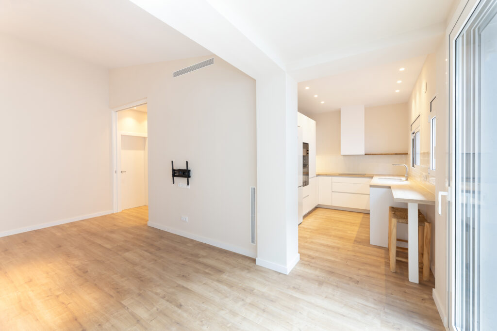 Fotografía de interiorismo en barcelona. fotografía de salon y cocina moderna, reformada.