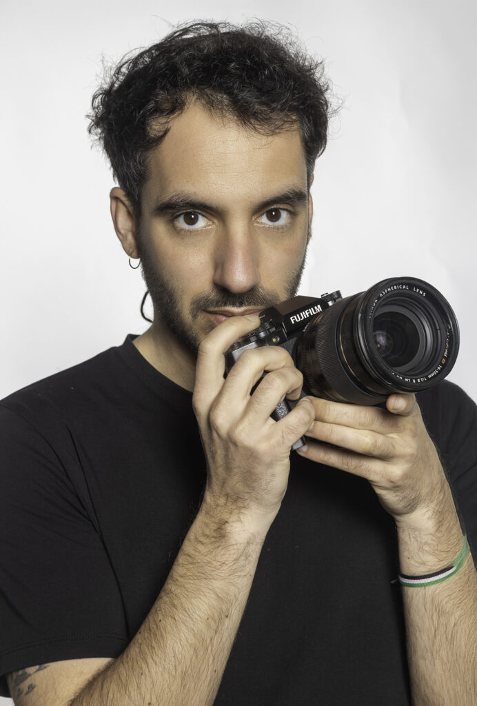 Fotógrafo profesional sosteniendo cámara en estudio en Barcelona – fotografía corporativa creativa por La Fotógrafa