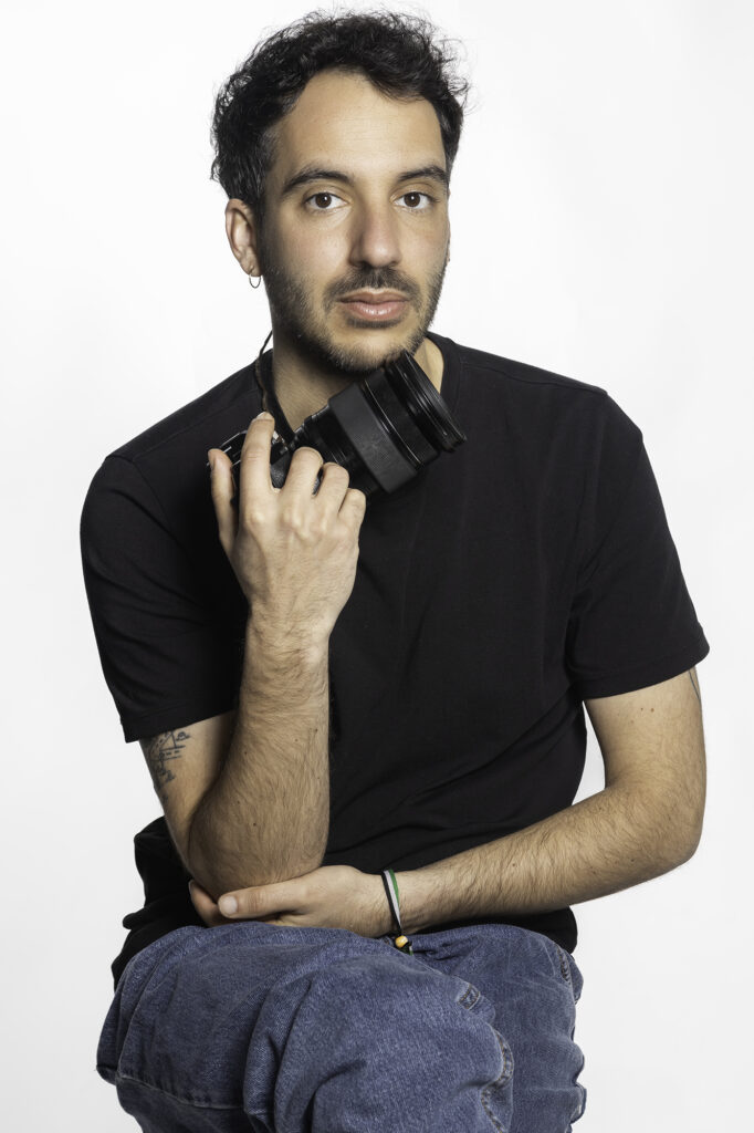 Retrato de fotógrafo con cámara en mano sobre fondo neutro en Barcelona – fotografía de marca personal por La Fotógrafa