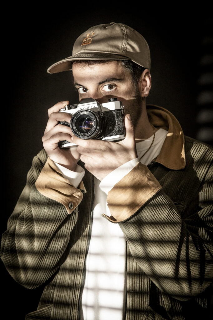 Fotógrafo tomando imagen con cámara analógica con luz dramática en Barcelona – fotografía artística y branding personal por La Fotógrafa