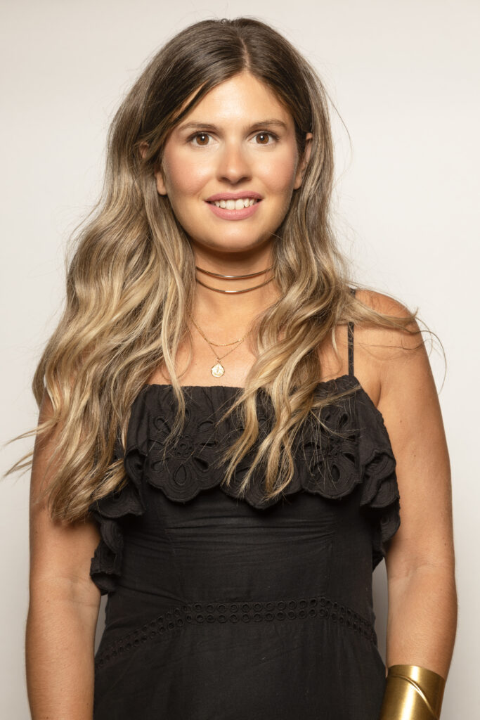 Retrato de mujer joven con vestido negro y fondo limpio en Barcelona – fotografía profesional lifestyle por La Fotógrafa