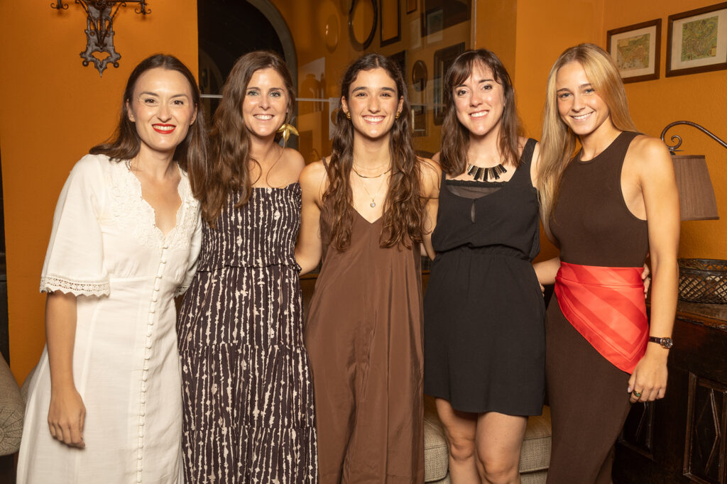 cinco mujeres posan para una fotografía social, están vestidas de fiesta. fotografía de evento coporativo en Barcelona