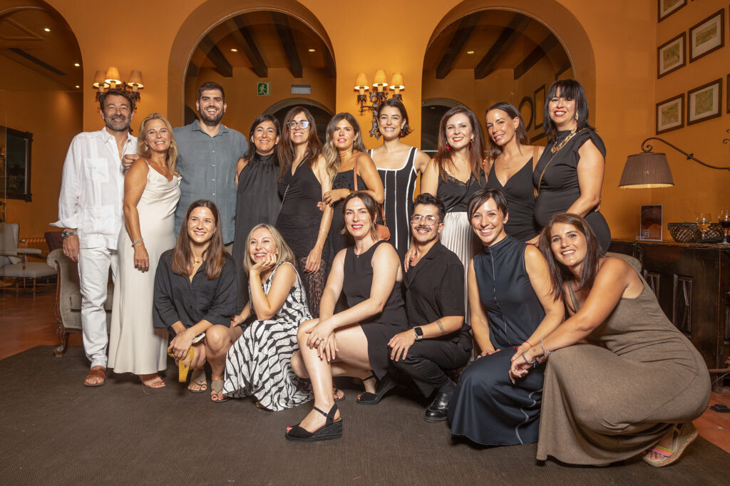 Equipo de trabajo posando en grupo en Barcelona – fotografía corporativa y de branding empresarial por La Fotógrafa