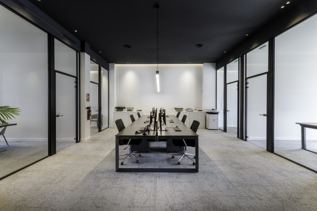 Sala de reuniones moderna en oficina de Barcelona – fotografía de interiores corporativos por La Fotógrafa