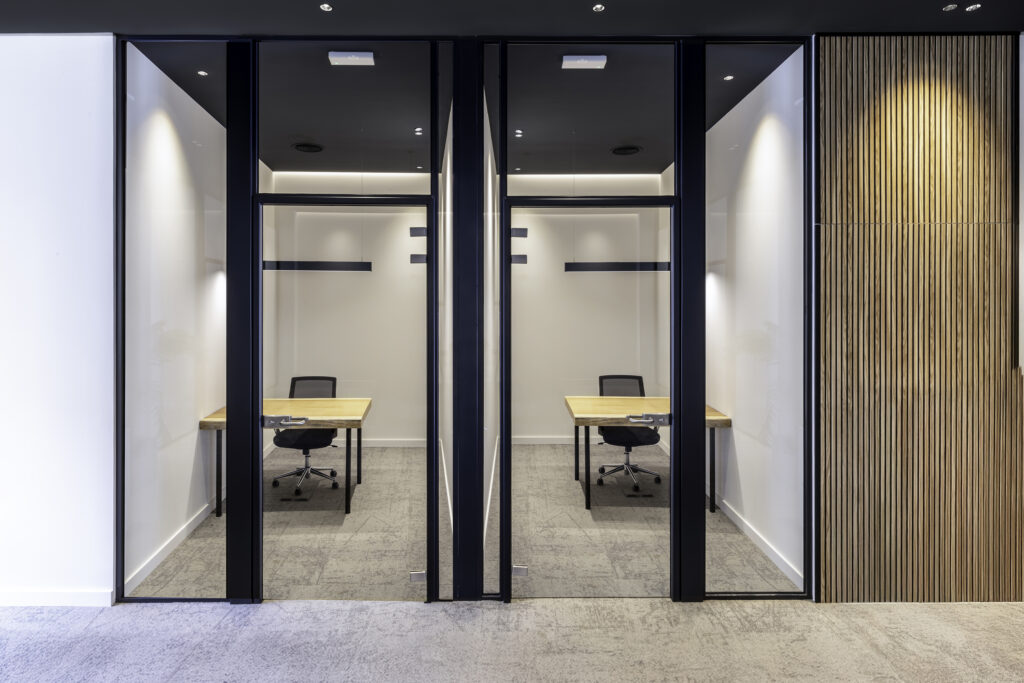 Fotografía de interiorismo en Barcelona. Oficina moderna, reformada, con techo negro.