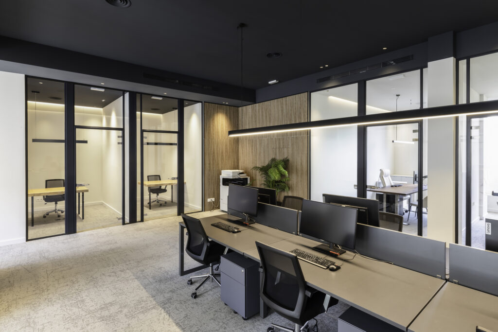 Fotografía de interiorismo en Barcelona. Oficina moderna, reformada, con techo negro.