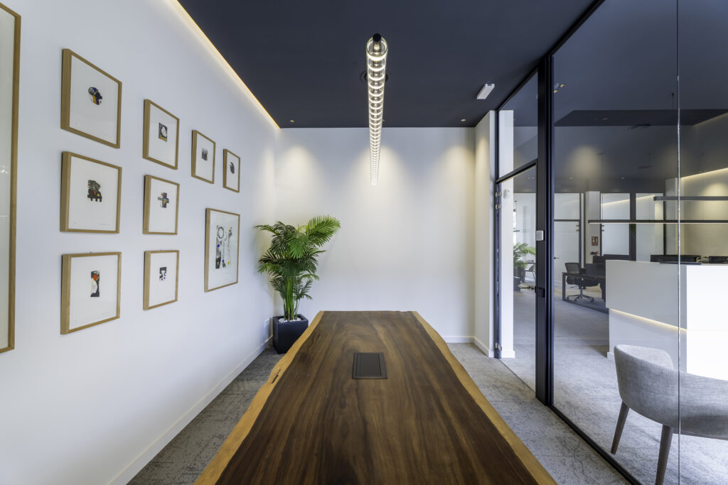 Fotografía de interiorismo en Barcelona. Oficina moderna, reformada, con techo negro, mesa rustica de madera.