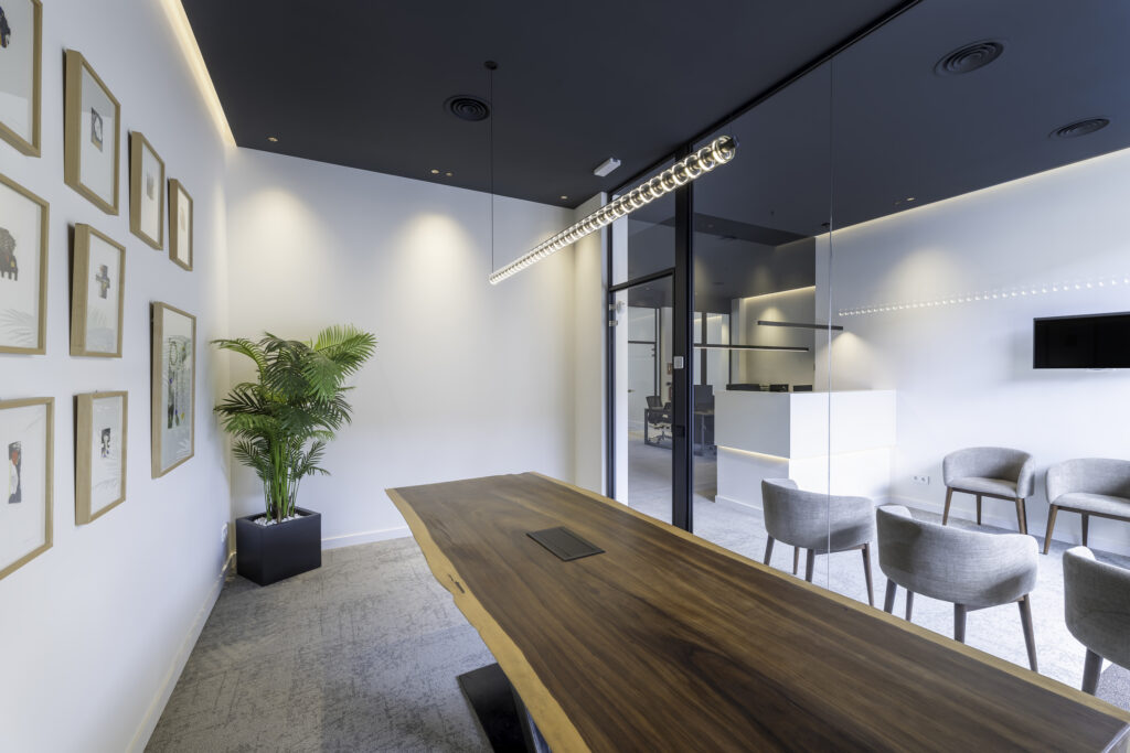 Fotografía de interiorismo en Barcelona. Oficina moderna, reformada, con techo negro.