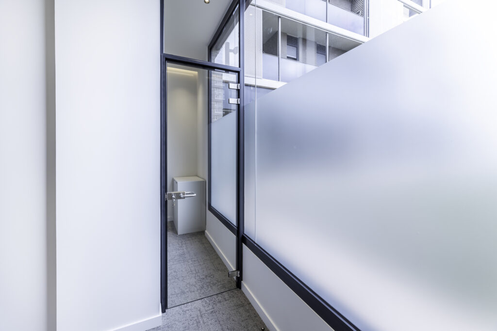 Fotografía de interiorismo en Barcelona. Oficina moderna, reformada, con techo negro.