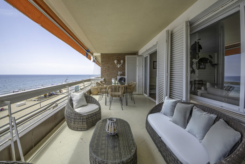 fotografía inmobiliaria en Barcelona, fotografía de la terraza con vista al mar