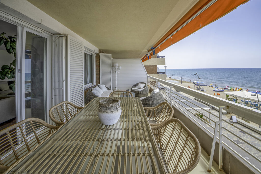 fotografía inmobiliaria en Barcelona, fotografía de la terraza con vista al mar