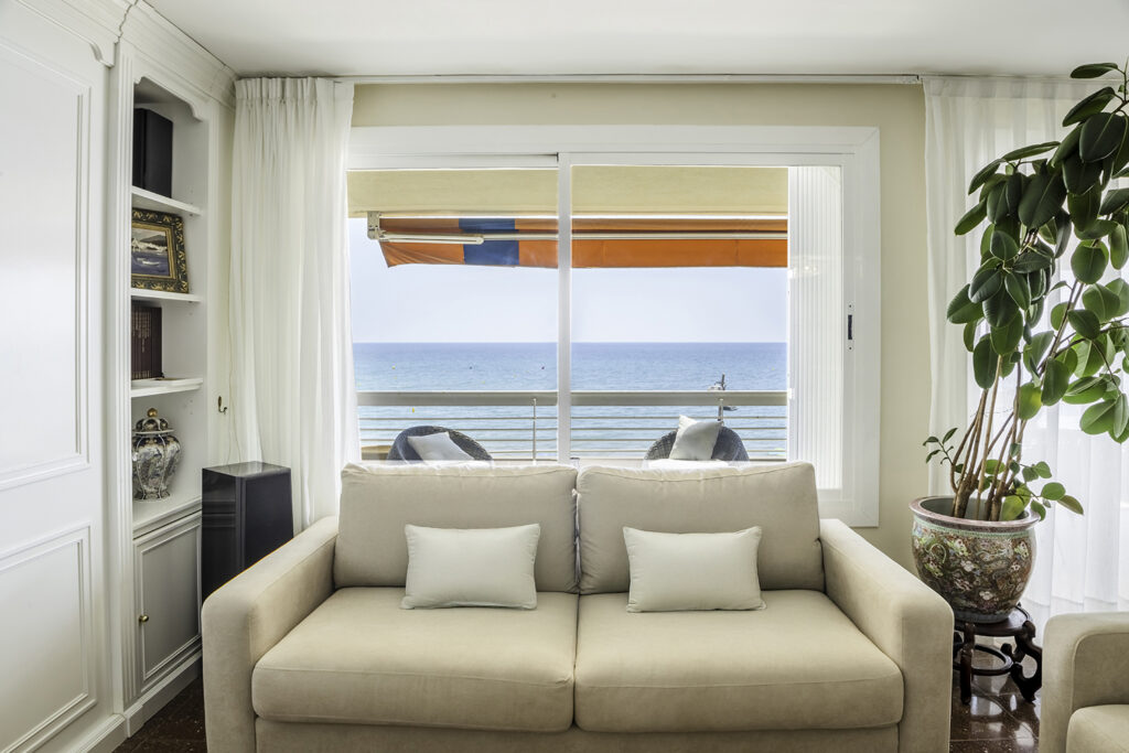 fotografía inmobiliaria en Barcelona, ventana que tiene vista al mar