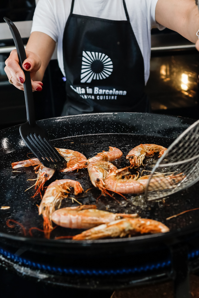Gambas cocinándose en parrilla con fuego en restaurante en Barcelona – fotografía gastronómica de producto por La Fotógrafa