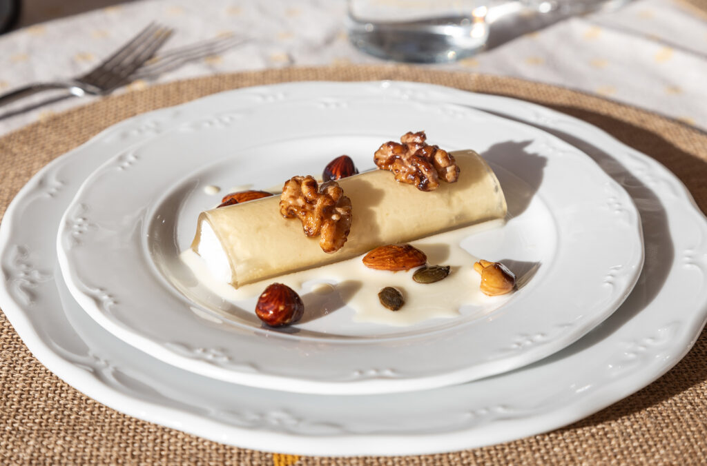 Presentación de plato creativo con salsa y decoración en restaurante en Barcelona – fotografía gastronómica profesional por La Fotógrafa