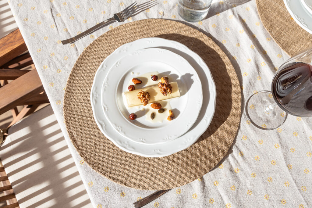 Plato gourmet presentado con detalle minimalista en vajilla elegante en Barcelona – fotografía de producto gastronómico por La Fotógrafa