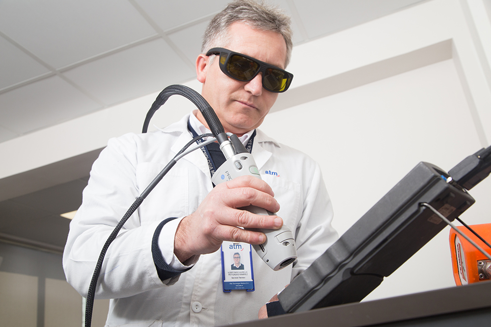 Profesional trabajando con equipo técnico en exterior en Barcelona – fotografía corporativa industrial por La Fotógrafa