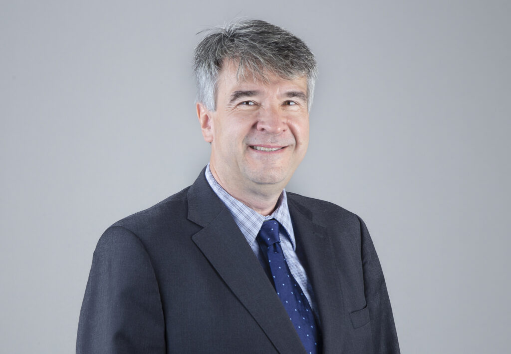 Retrato profesional de ejecutivo joven con traje y corbata en estudio en Barcelona – fotografía corporativa por La Fotógrafa