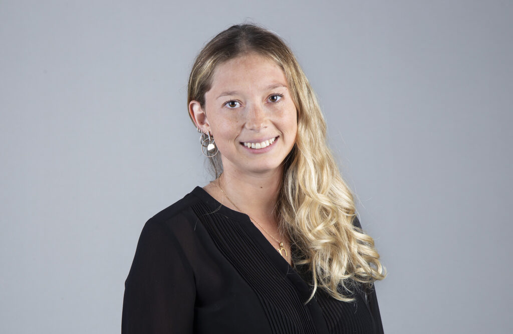 Retrato corporativo de mujer sonriente con fondo neutro en Barcelona – fotografía empresarial y de equipo por La Fotógrafa