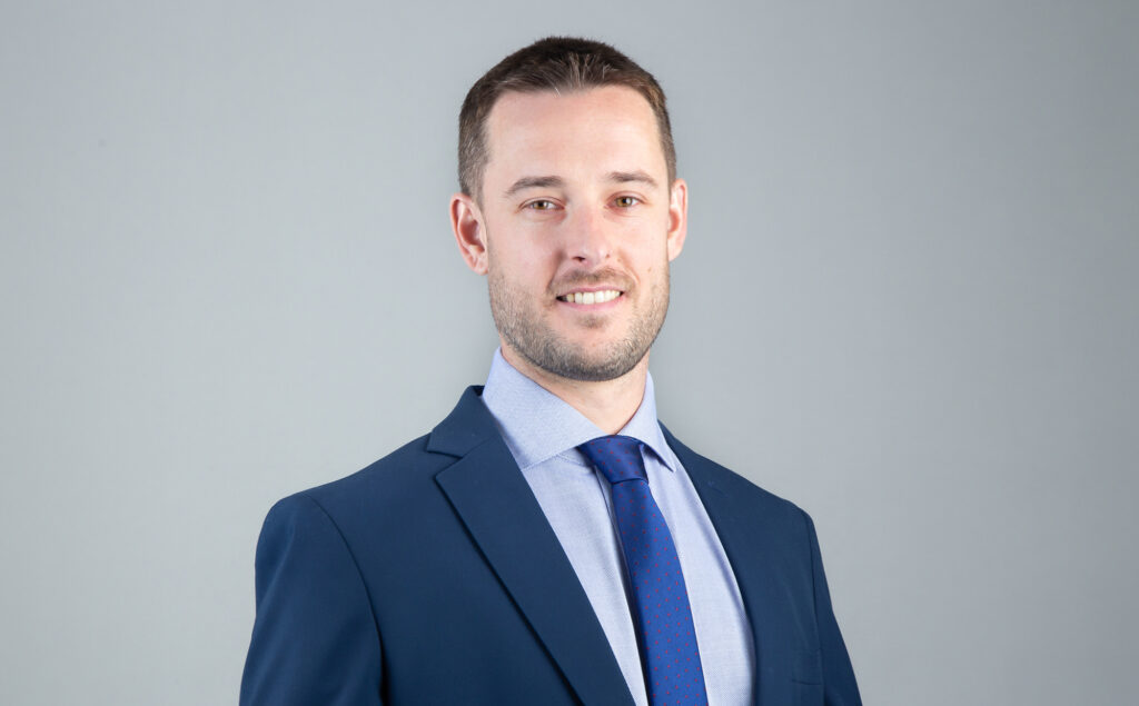 Retrato profesional de ejecutivo joven con traje y corbata en estudio en Barcelona – fotografía corporativa por La Fotógrafa