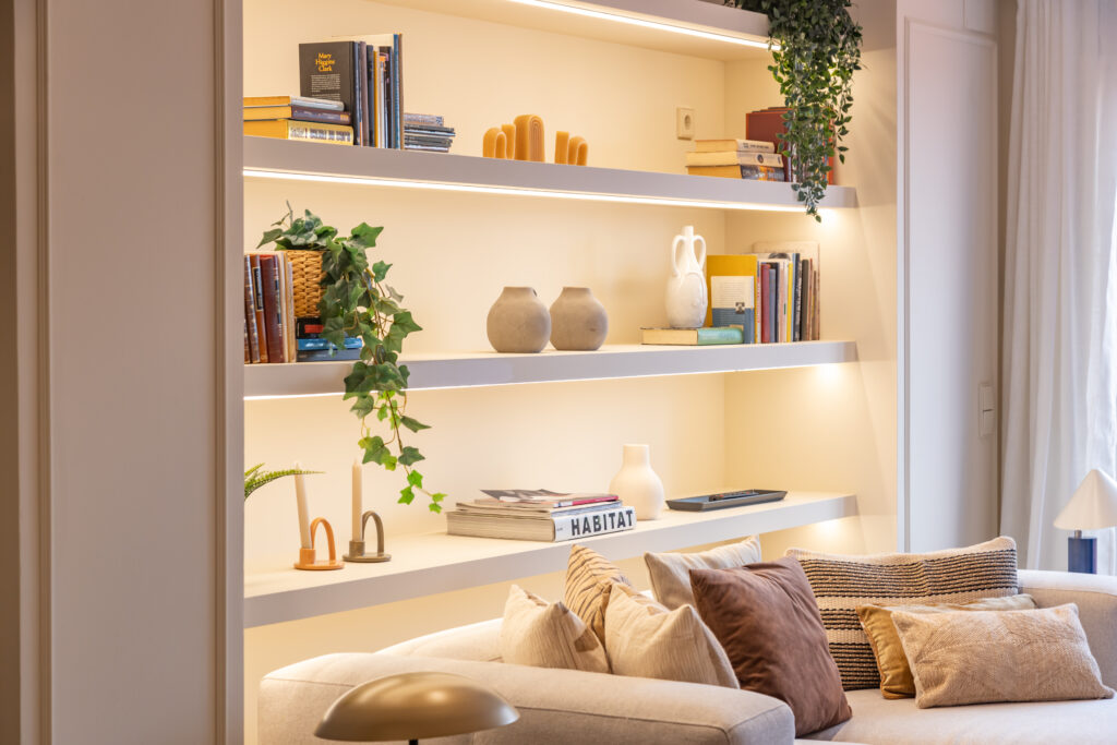 Fotografía inmobiliaria en Barcelona, mueble de salon para adornos