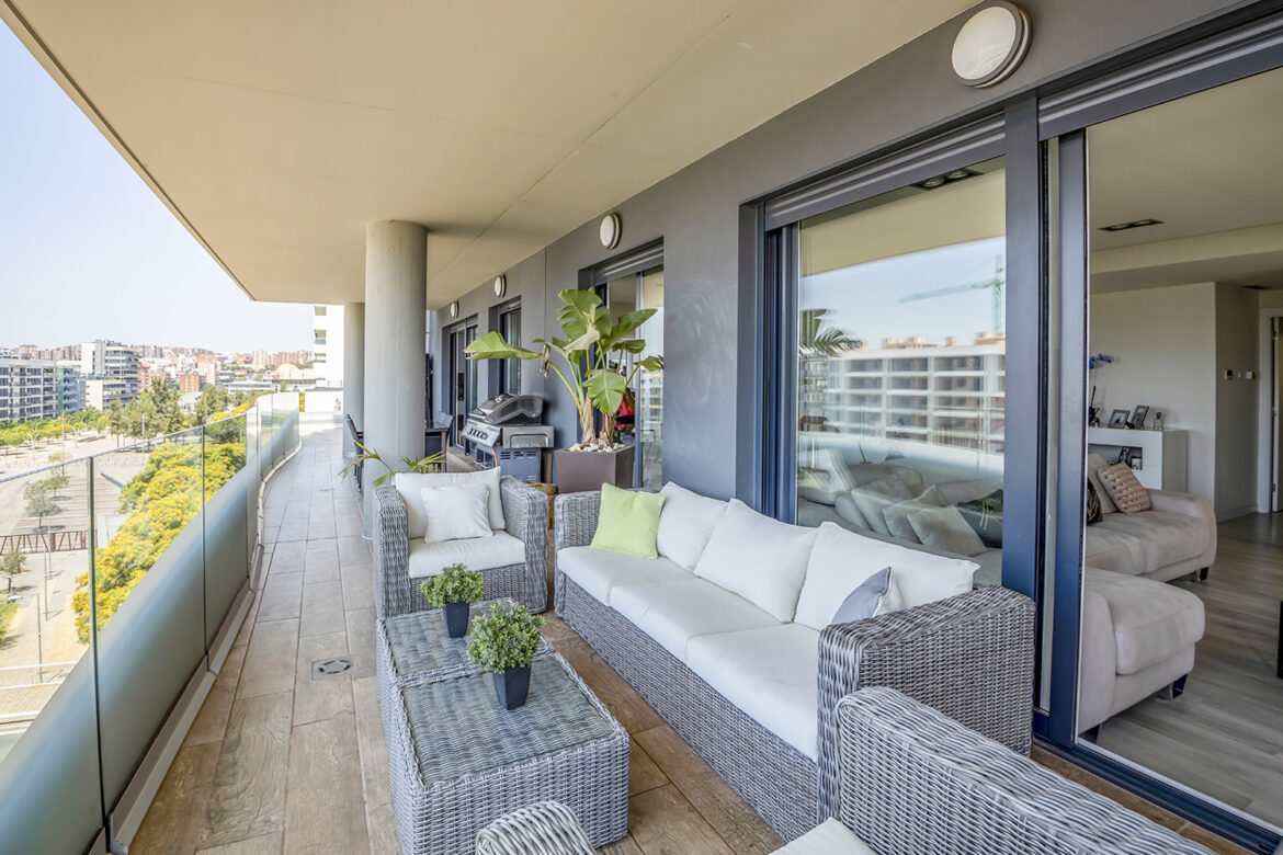 Terraza con sofá exterior y vistas urbanas en Barcelona – fotografía inmobiliaria y lifestyle por La Fotógrafa